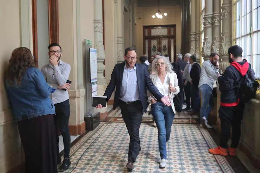 Diputados opositores pidieron frenar por la vía judicial el DNU que amplía las facultades de la SIDE