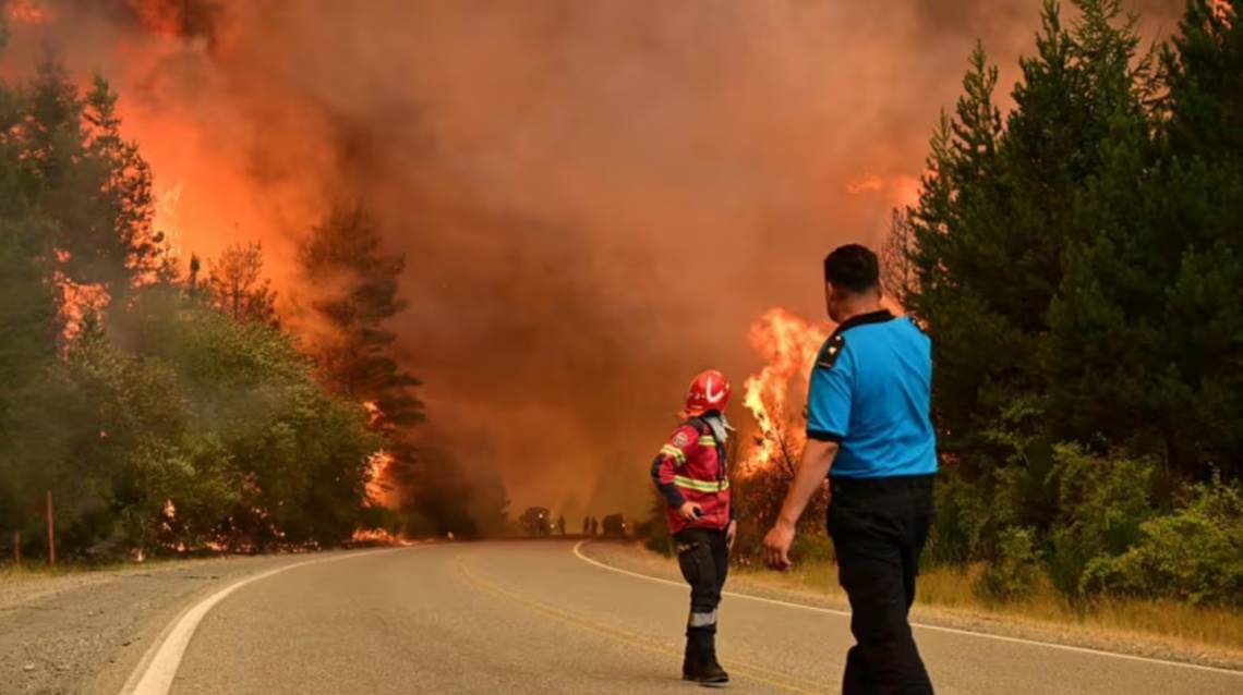 El fuego en Chubut no cesa y piden “extrema precaución” para circular por la zona