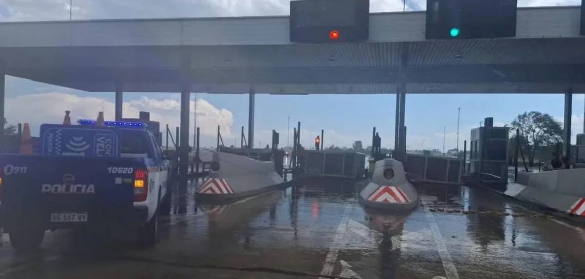 Un temporal en Córdoba terminó en tragedia por el desplome de una cabina de peaje. (Foto: Noticias Argentinas)