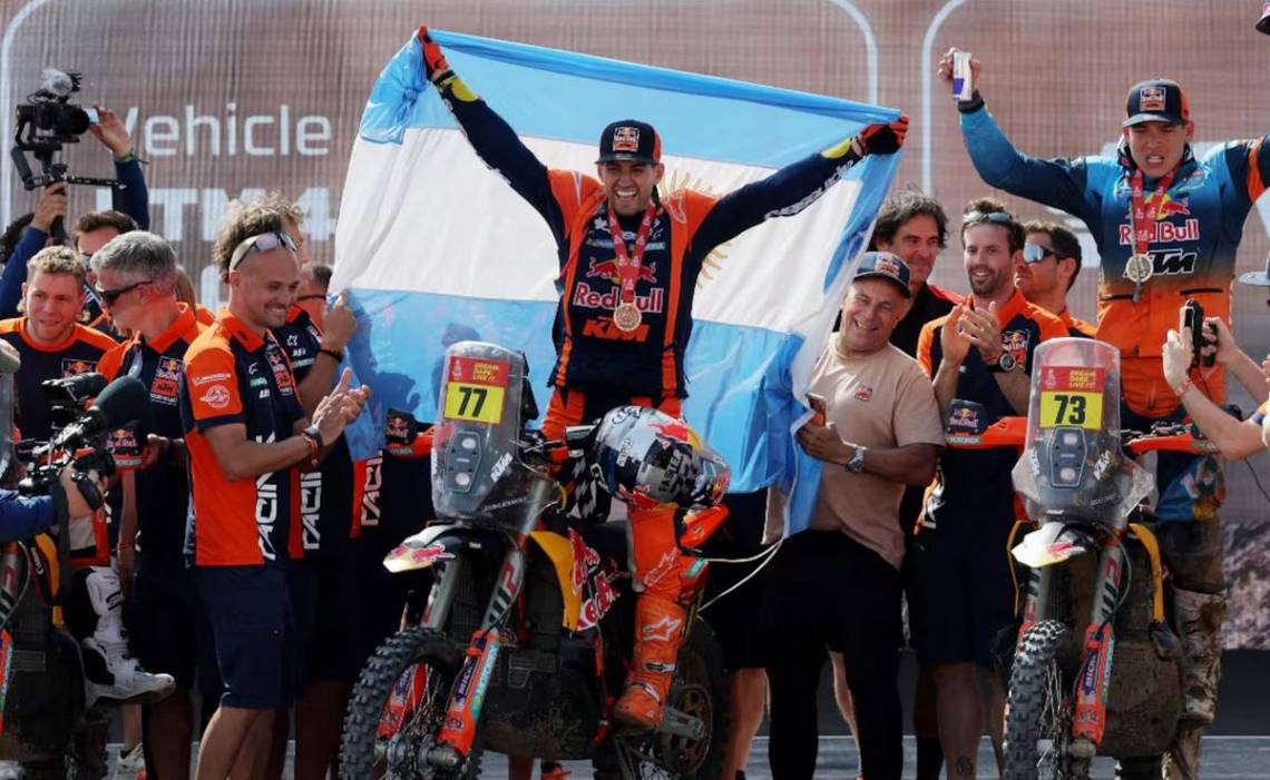 Luciano Benavides celebra su primer título en el Rally Dakar. (Foto: Reuters)