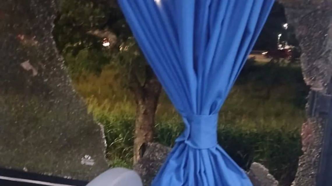 Una mujer resultó lesionada tras un ataque a piedrazos a un colectivo de la línea C