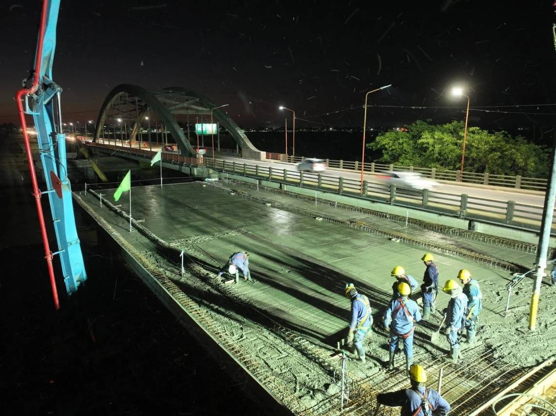 En horario nocturno, realizaron el primer hormigonado de losa en el nuevo puente