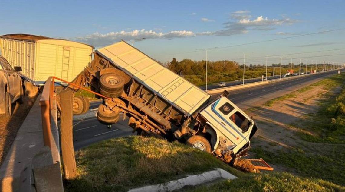 Un camión sin control quedó colgado de un puente en la Autopista Santa Fe-Rosario