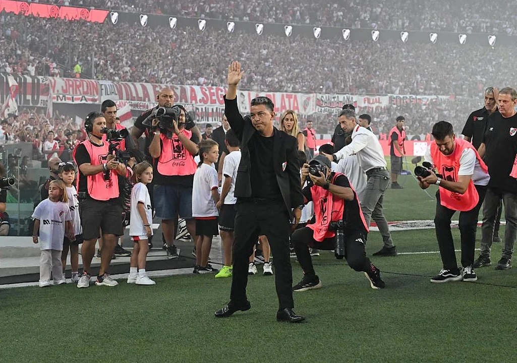 Ovación a Gallardo y silbidos al equipo: River ganó en la despedida del 