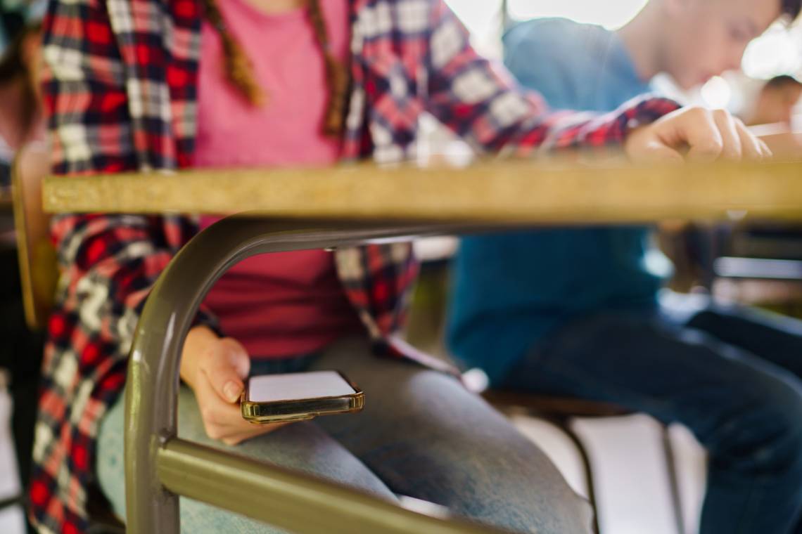 La provincia estableció nuevas pautas para el uso de celulares durante la jornada escolar