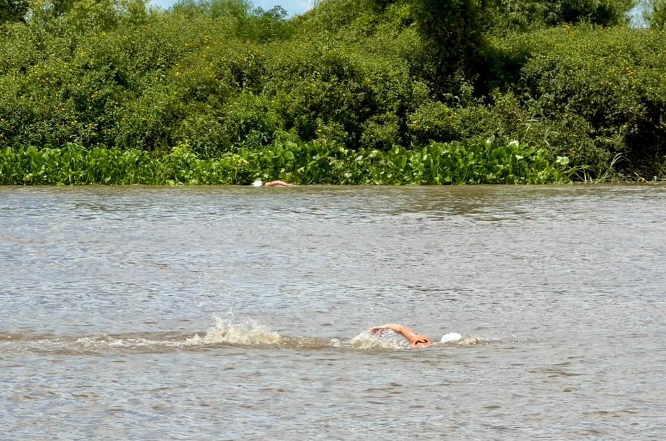 Un centenar de nadadores se dan cita en Santo Tomé para la maratón acuática Río Salado