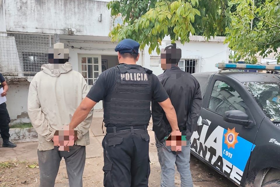 Detuvieron a dos hombres tras secuestrarles un arma de fuego