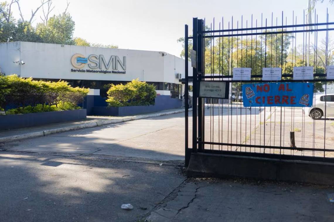 Desvinculan a 140 trabajadores del Servicio Meteorológico Nacional y advierten impacto en vuelos