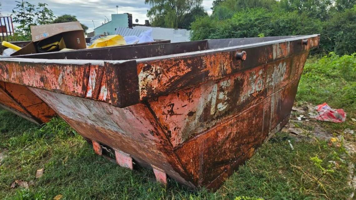 Detuvieron a un hombre por el robo de un contenedor en Sarmiento y Centenario