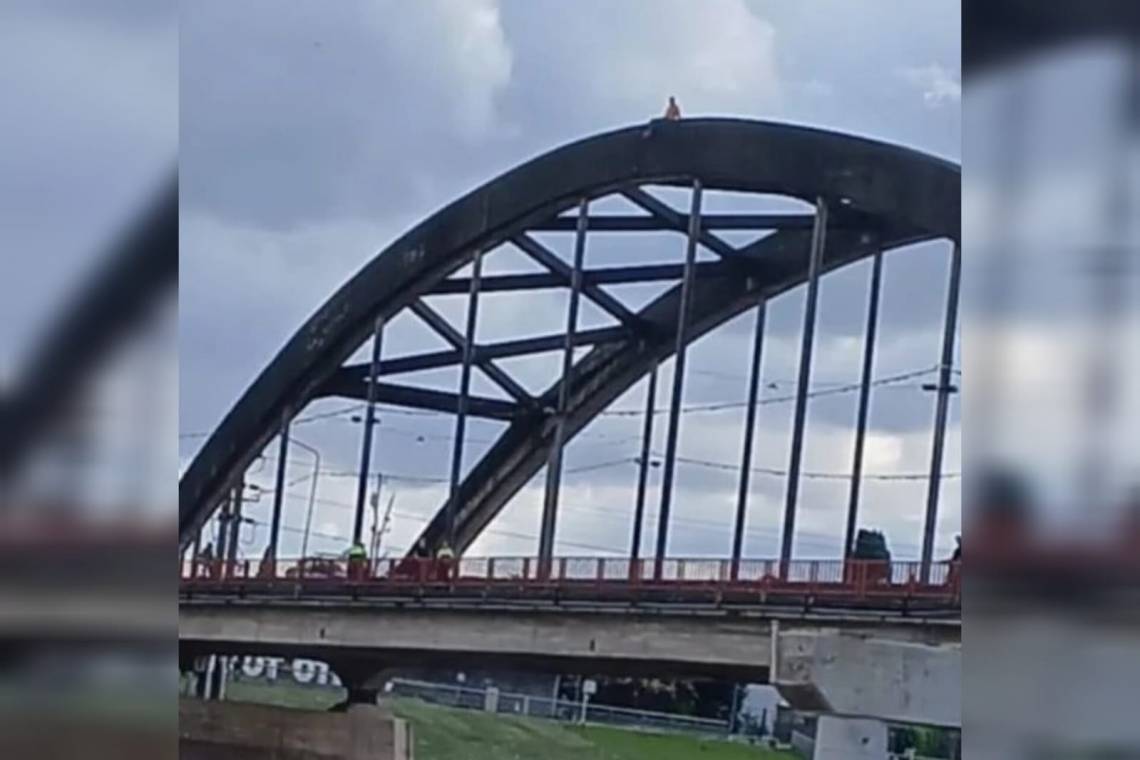 Un hombre trepó a lo alto del puente Carretero y el tránsito se interrumpió por dos horas