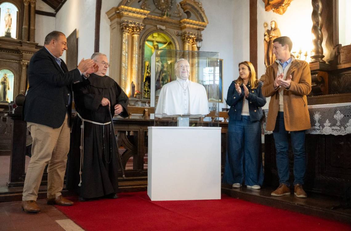 Santa Fe homenajeó al Papa Francisco con el descubrimiento del primer busto en honor a su paso por la ciudad