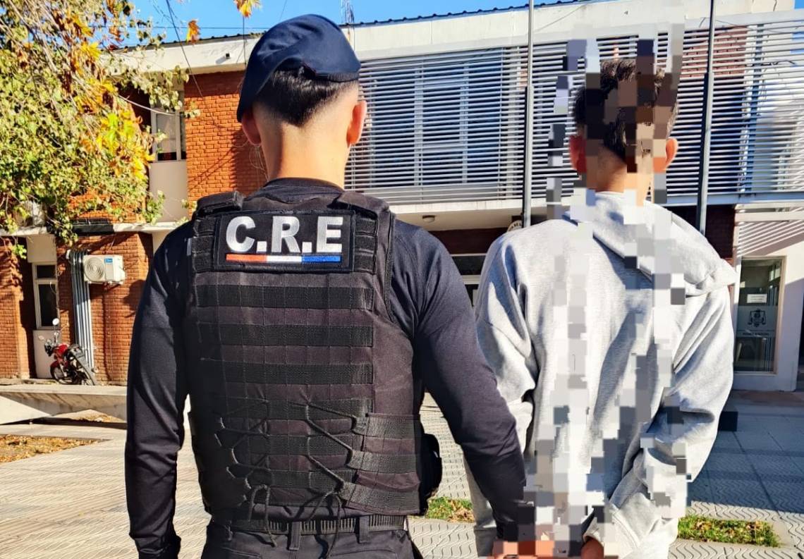 Una madre persiguió y retuvo a un joven acusado de robarle a su hijo a la salida de la escuela