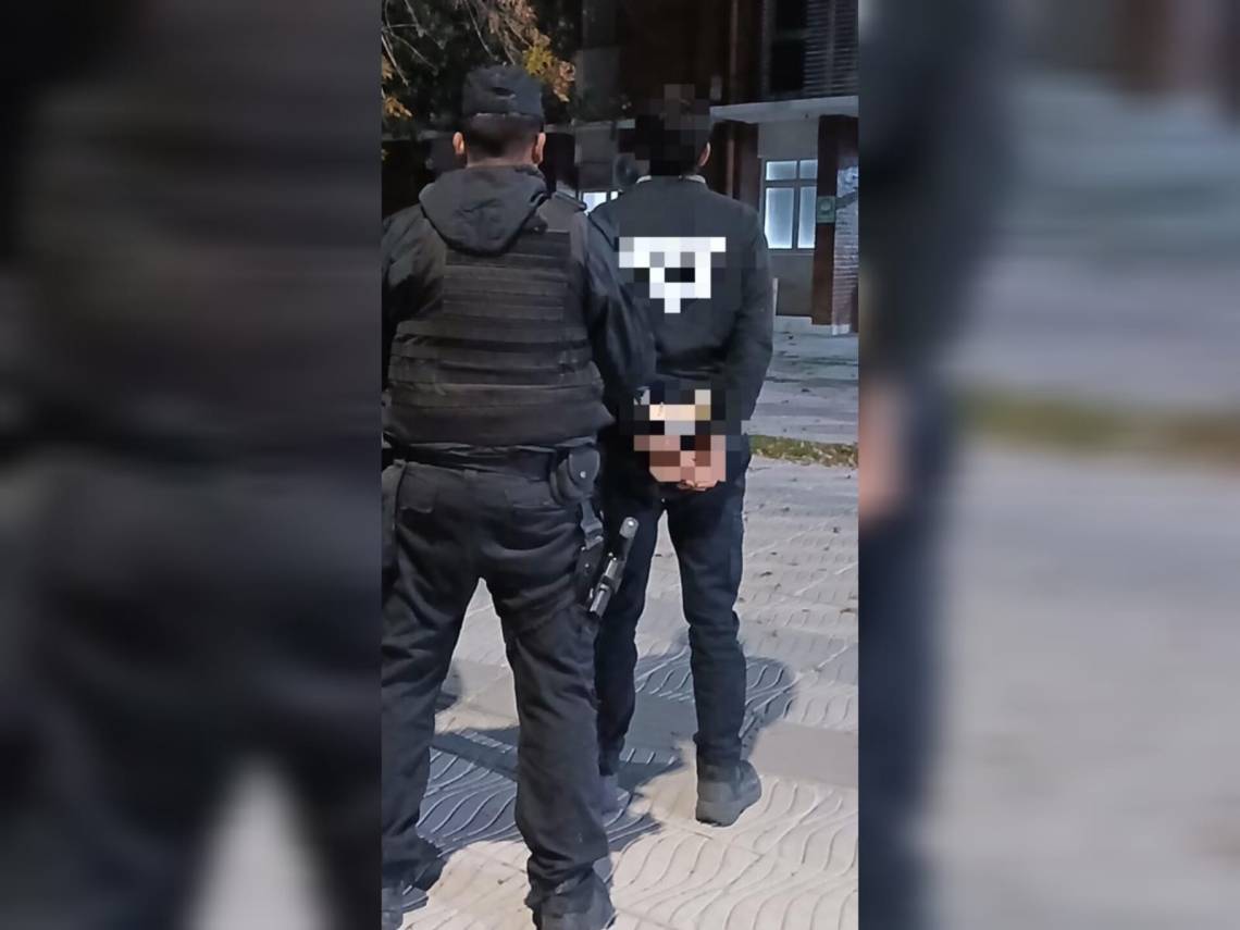 Detuvieron a un hombre con un arma y droga en Centenario y Obispo Gelabert