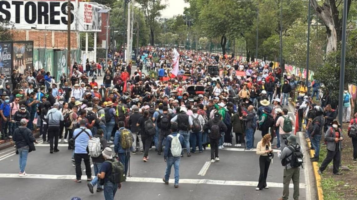 México: a dos días del Mundial, maestros bloquearon una avenida clave rumbo al estadio Azteca