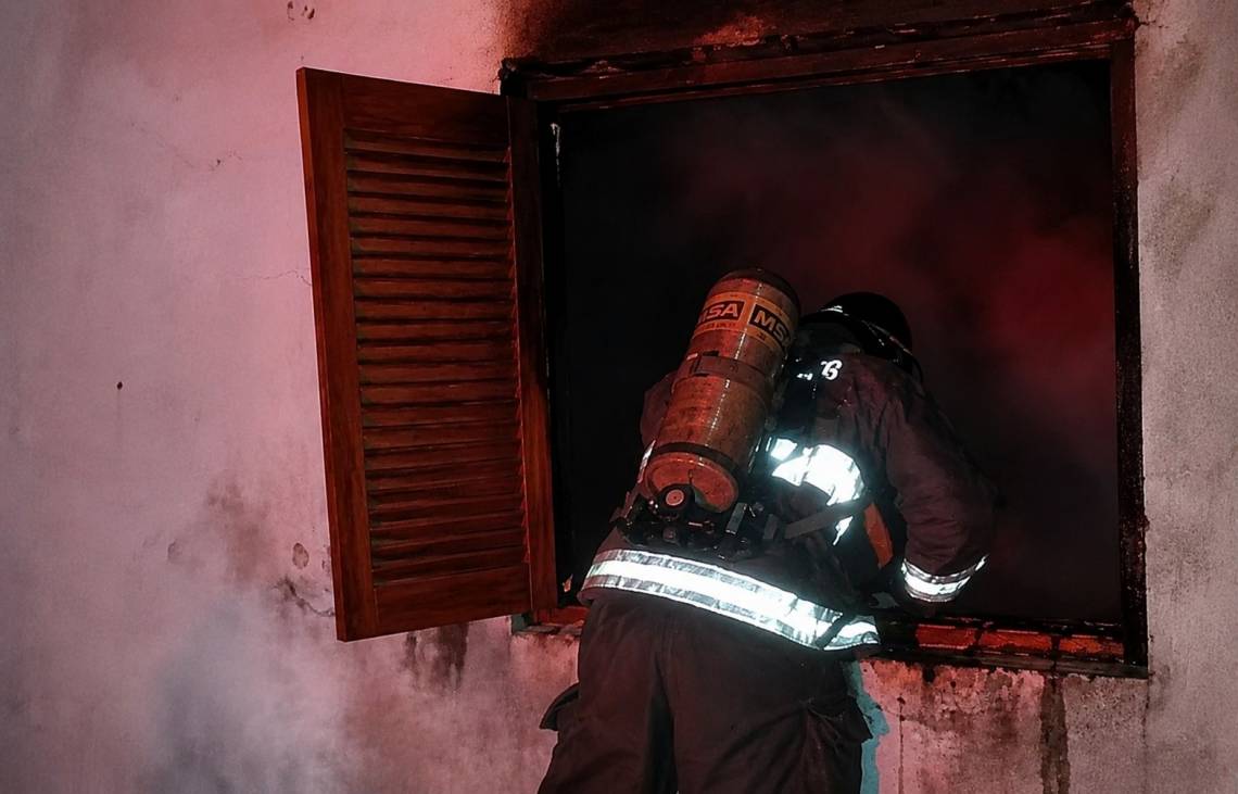 Un incendio provocó importantes daños en una casa en J.J. Paso 1100