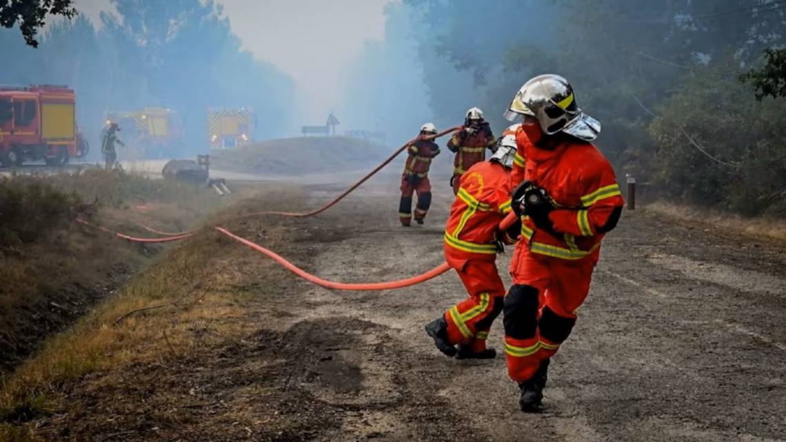 Los incendios forestales siguen fuera de control en Europa: miles de evacuados en Francia, España y Portugal