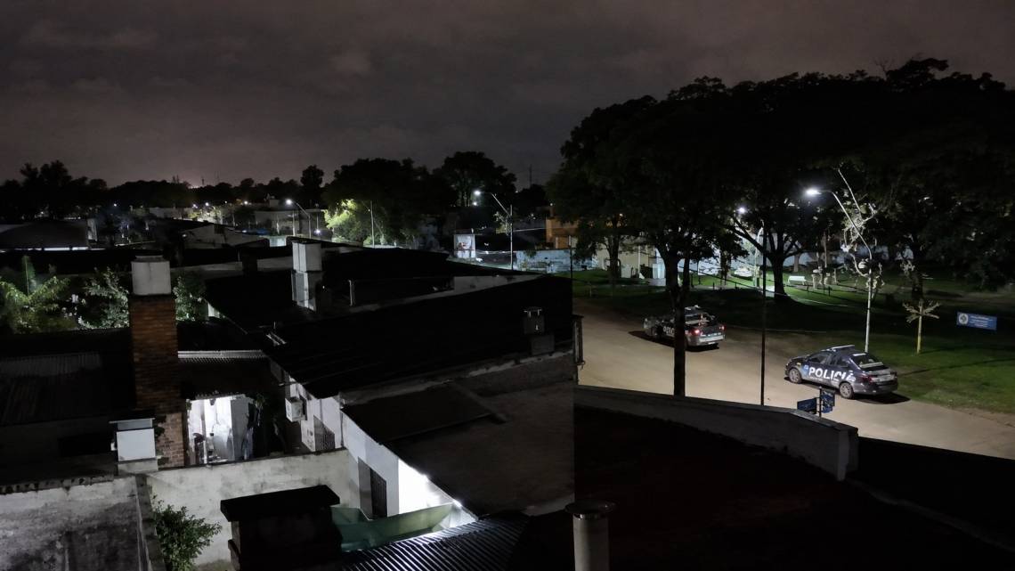Pasos en los techos, llamados al 911 y vecinos en alerta: cómo fue la madrugada que terminó con un detenido en barrio Sarmiento