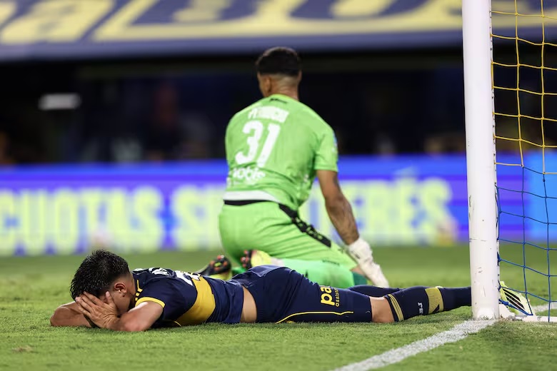 Boca volvió a decepcionar y la Bombonera estalló en reclamos