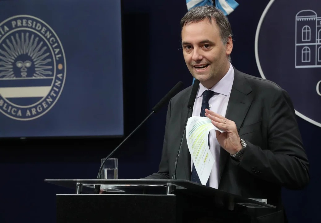 Avanza la causa contra Adorni: allanamiento en la TV Pública y un testimonio que lo complica