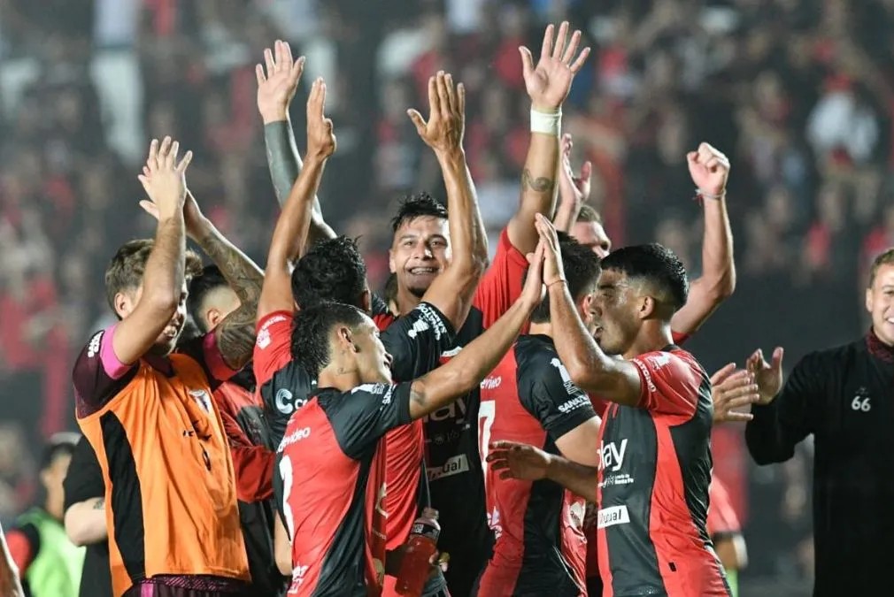 Colón le ganó a Racing de Córdoba y quedó puntero en soledad