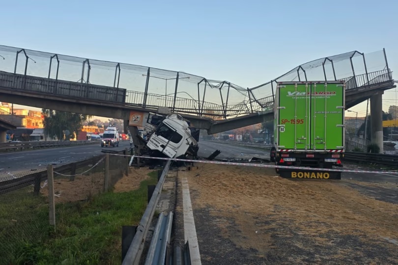 Buenos Aires: un camión chocó un puente peatonal en la Panamericana y provocó un corte total