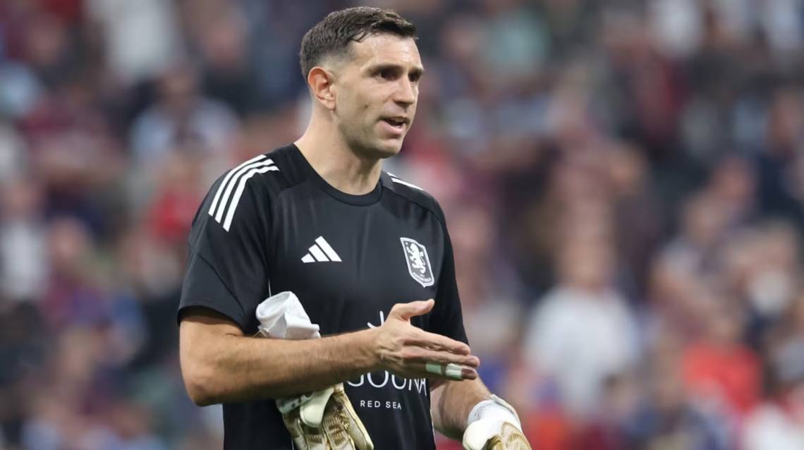 “Dibu” Martínez se perderá los amistosos previos pero apunta a llegar al debut en el Mundial