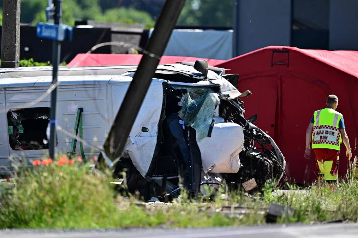 Tragedia en Bélgica: un tren chocó contra un ómnibus escolar y hay cuatro muertos