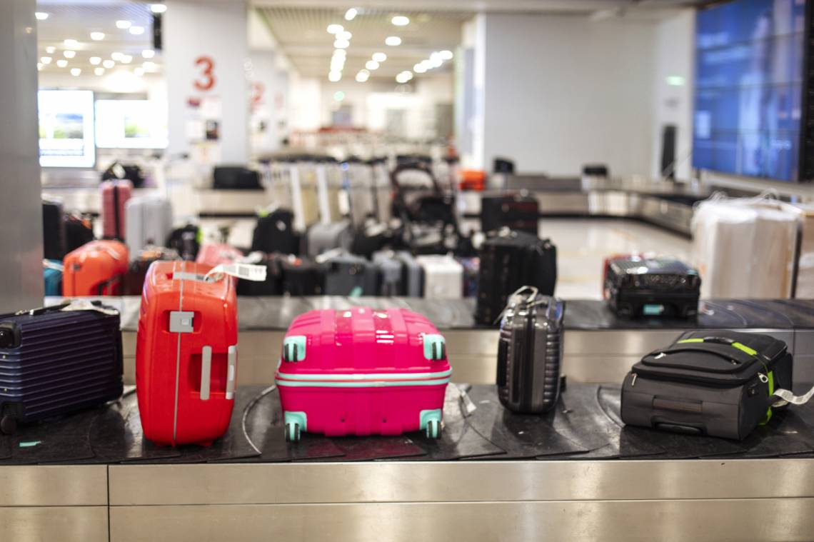 Los viajes al exterior bajaron un 13% anual en abril, mientras la llegada de extranjeros creció 10%