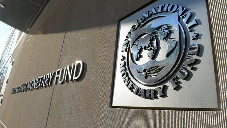 El FMI recomienda que más trabajadores vuelvan a pagar Ganancias y aumentar la carga sobre monotributistas