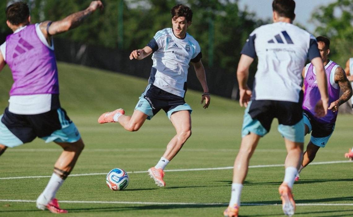 Argentina pierde una variante en defensa: Balerdi, afuera del Mundial por lesión