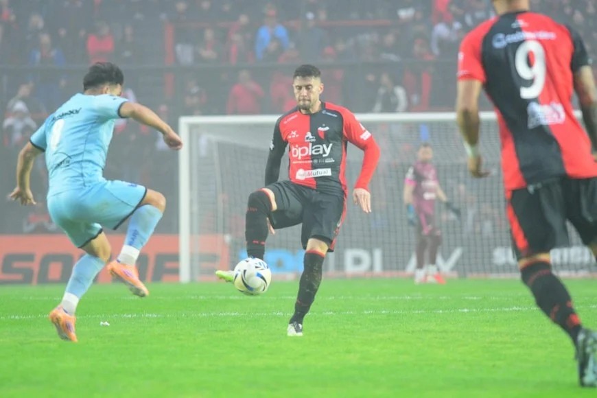 Colón no pasó del empate ante Bolívar y perdió terreno en la tabla