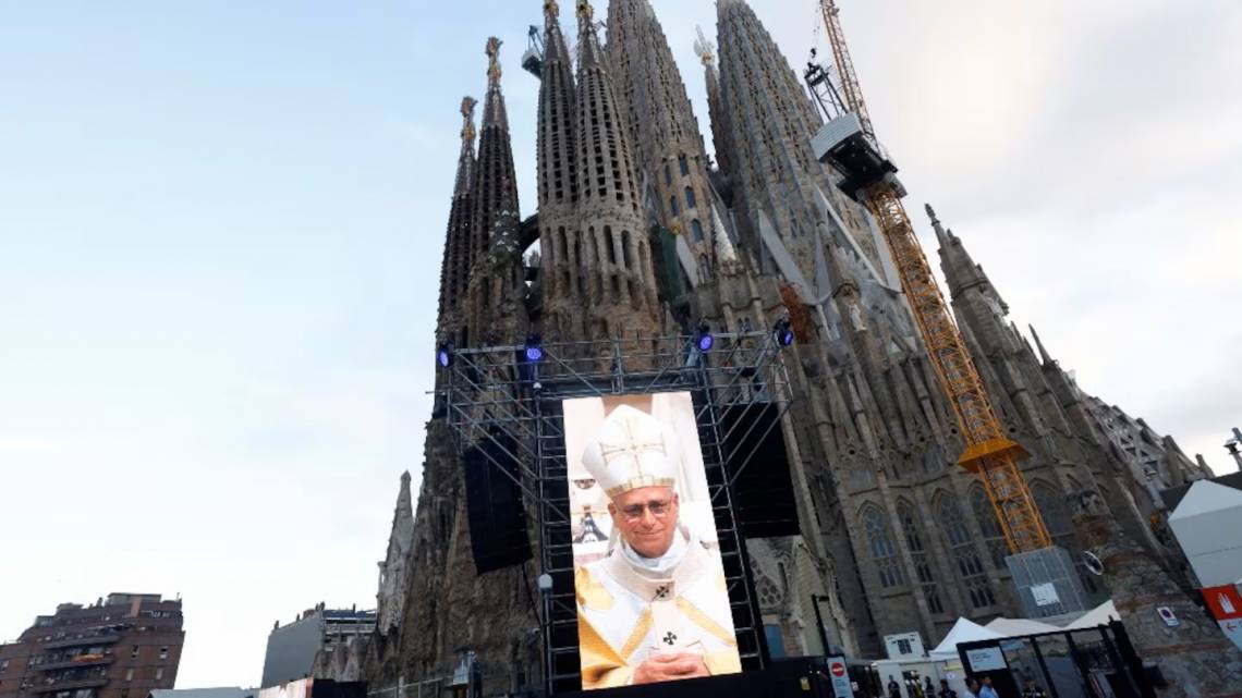 El Papa bendijo la Sagrada Familia de Barcelona y cuestionó a quienes creen en Jesús pero promueven guerras