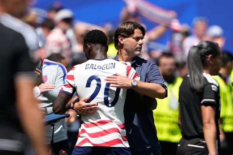 Estados Unidos resolvió el partido en el primer tiempo y clasificó a la próxima ronda