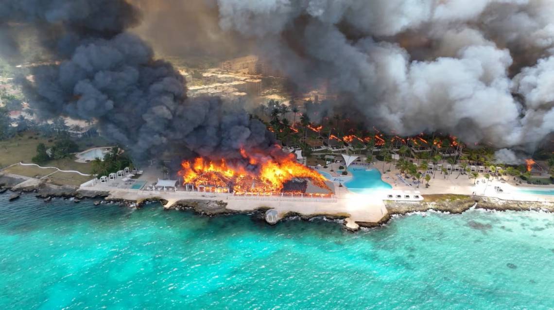 Incendio en un hotel de República Dominicana: una turista murió y evacuaron a casi 1.700 personas