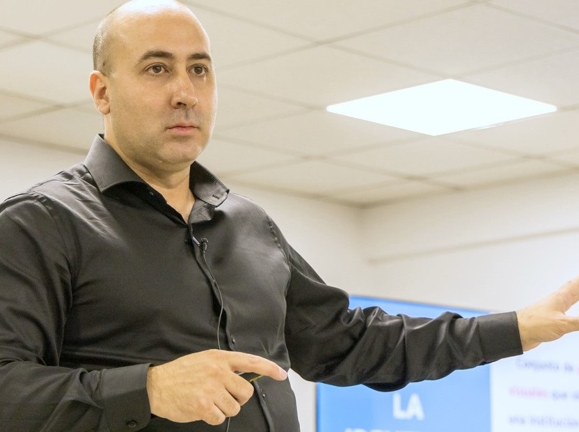 Detuvieron a Fernando Cerimedo, exasesor de Milei, por un presunto ataque contra su expareja en Bolivia