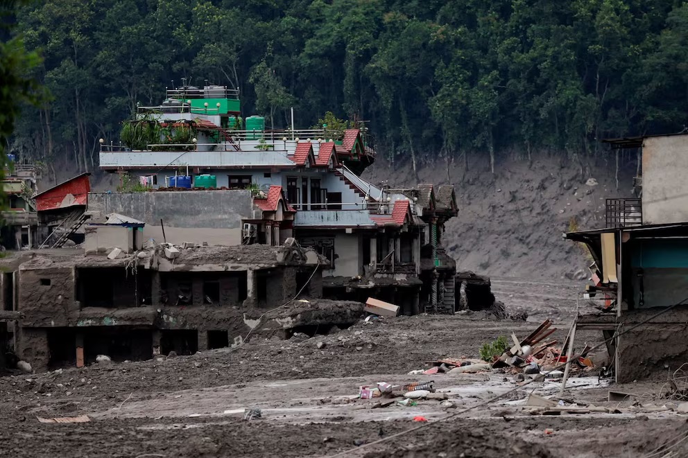 Nepal y China elevan a 362 la cifra de muertos tras el colapso de un glaciar