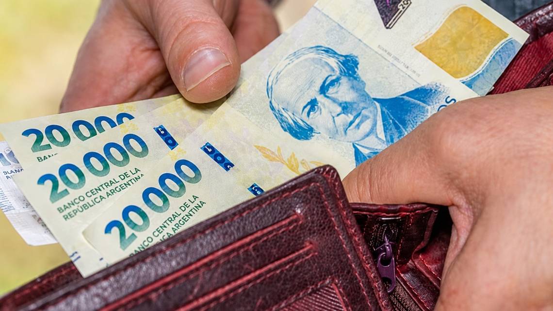 Sin acuerdo y por decreto, el Gobierno fijó aumentos escalonados para el salario mínimo