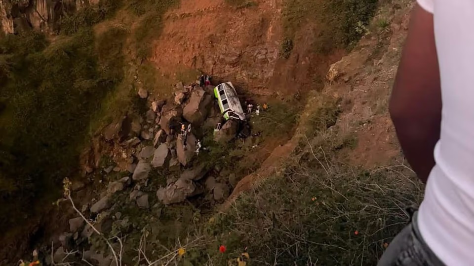Tragedia en Cabo Verde: al menos 25 muertos al caer un autobús por un barranco