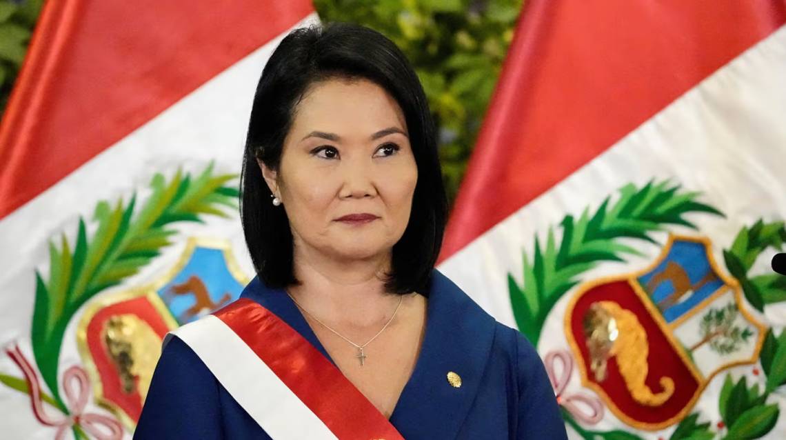 La aprobación de Keiko Fujimori cayó 18 puntos en su primer mes de gobierno en Perú