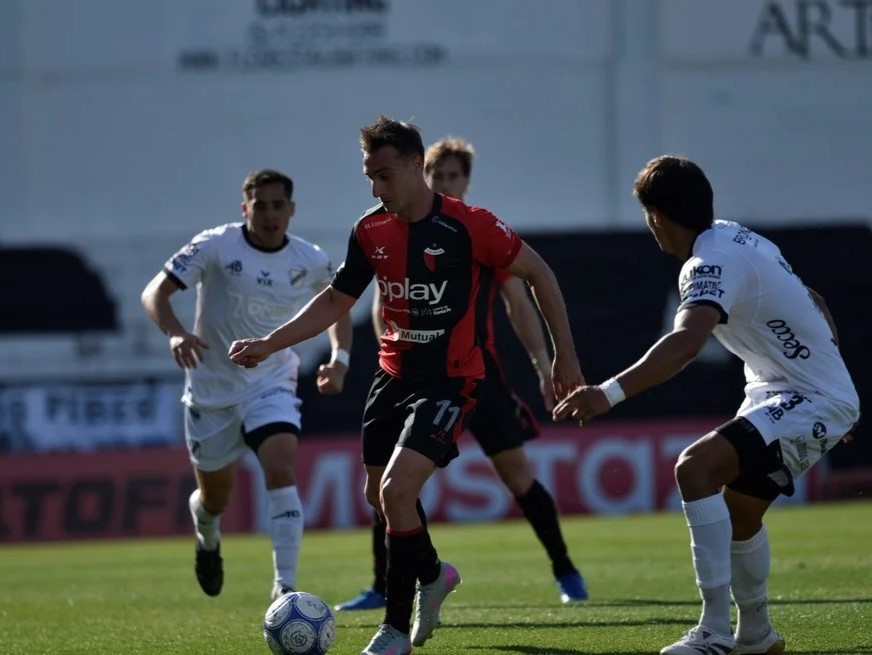Colón resistió en un flojo partido y empató sin goles con All Boys