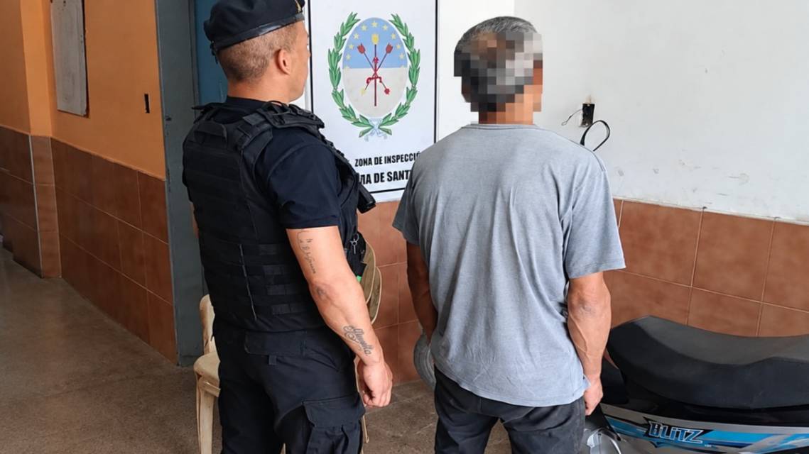 Tenía una tobillera electrónica y lo sorprendieron robando cables: quiso agredir a un policía y terminó detenido