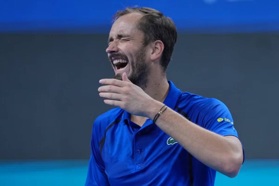 Medvedev le pegó un pelotazo a un espectador y quedó descalificado ante Djokovic