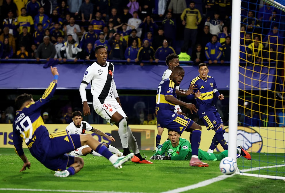 Boca falló en las dos áreas, perdió con Vasco y complicó su camino a la final
