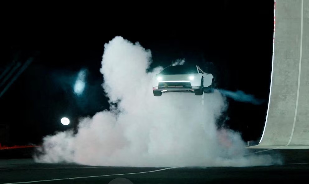 Tesla presentó un auto deportivo que puede volar y anunció su producción para 2028