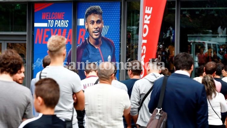 Locura en París por la llegada de Neymar