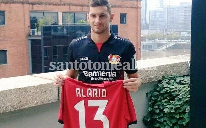 Alario posó con la camiseta del Bayer