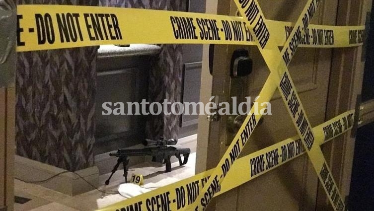 La puerta de entrada de la habitación de Stephen Paddock en el Mandalay Bay, de Las Vegas, destruida por una detonación de la policía. 