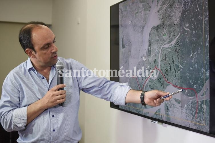 Corral marca la traza definida para la nueva conexión vial entre Santa Fe y Entre Ríos. (Foto: Municipalidad de Santa Fe)