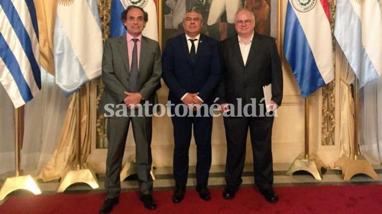 Tapia firmó un acuerdo para avanzar con la candidatura del Mundial 2030