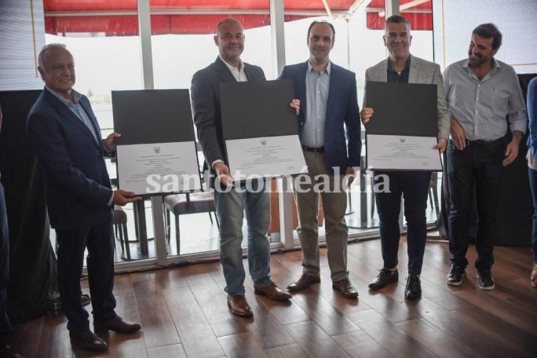 El trío recibió la distinción de manos del intendente santafesino. (Foto: Municipalidad de Santa Fe)
